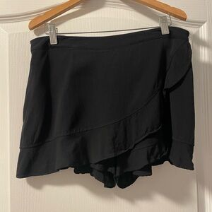 Altar’d State black skort size large great condition